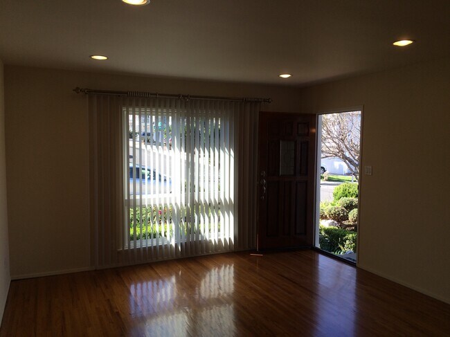 Living Room - 1218 Goodman Ave