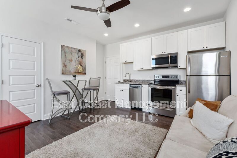 Foto principal - 1646 E Baltimore St
