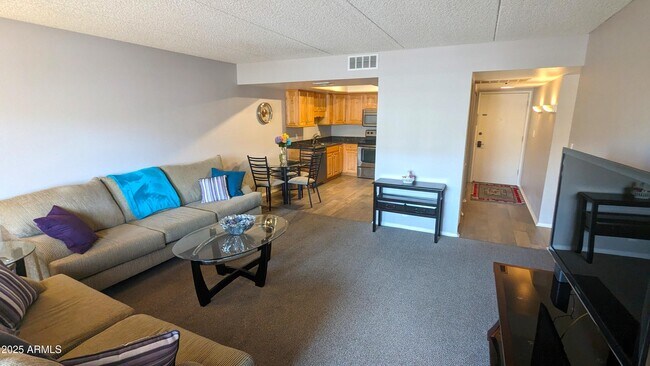 Foto del edificio - 7910 E Camelback Rd