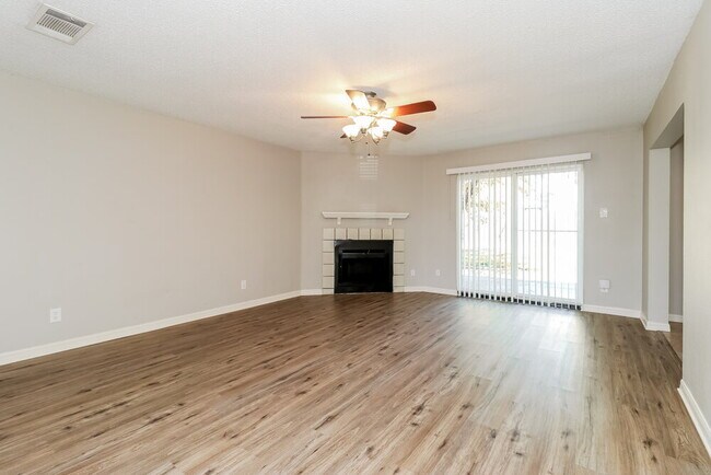 Foto del edificio - 4821 Woodstock Dr