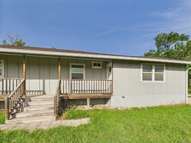 Building Photo - Move-In Ready Duplex