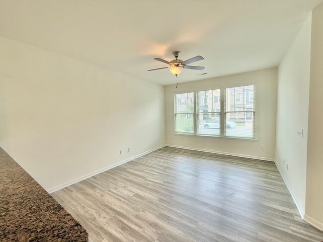 Building Photo - Stunning 3BD, 2.5BA End Unit Townhome in t...
