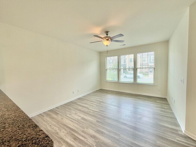Foto del edificio - Stunning 3BD, 2.5BA End Unit Townhome in t...