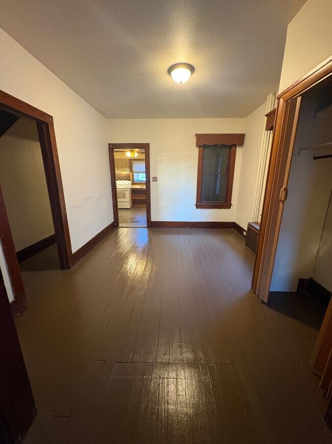 Building Photo - Large 3/4 Bedroom 1/2 Duplex in Stroudsburg borough!