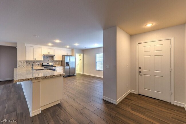 Foto del edificio - 2705 Port Lewis Ave