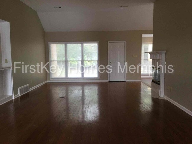 Foto del edificio - 1028 Mirror Lake Ln
