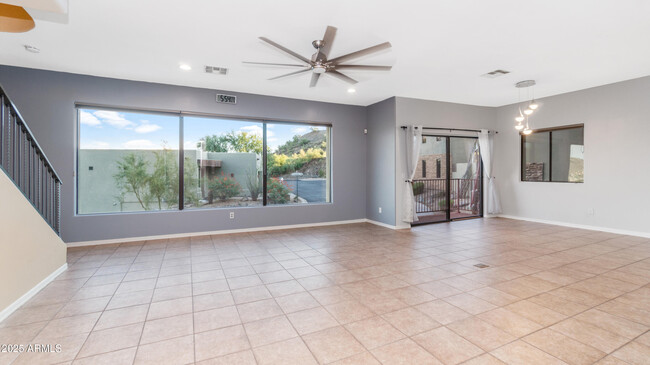 Foto del edificio - 44 W Foothill Dr