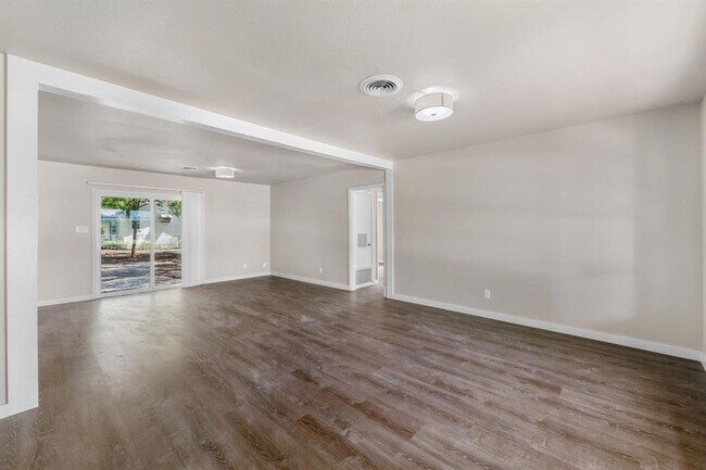 Foto del edificio - 5302 Robinsdale Ln