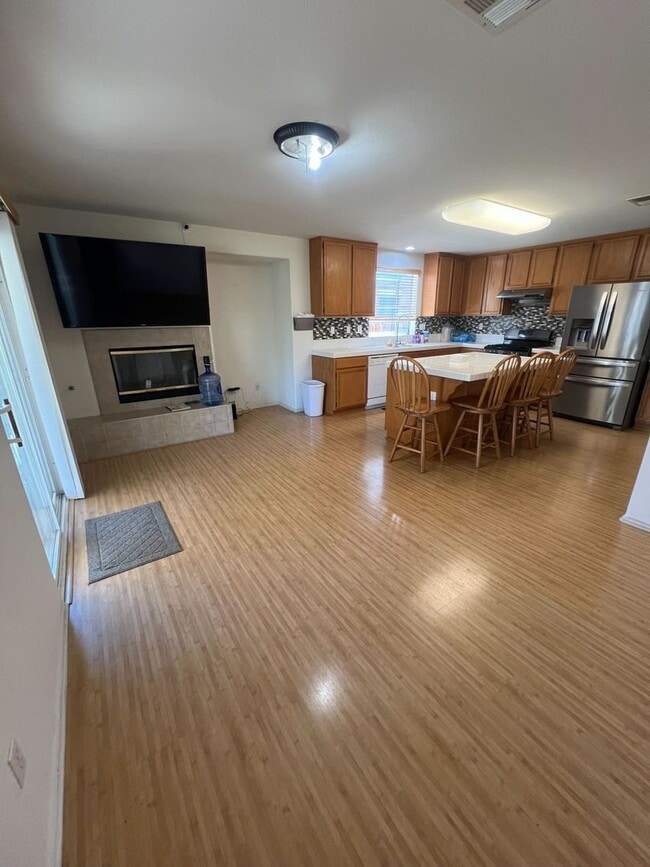 Building Photo - Spacious 6-Bedroom Home with Loft in Prime...