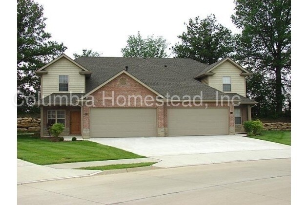 Primary Photo - Great 4 Bedroom Duplex