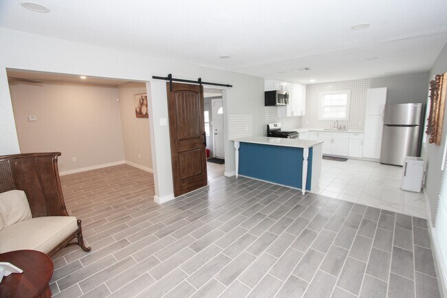 Building Photo - 2422 Lone Oak Rd