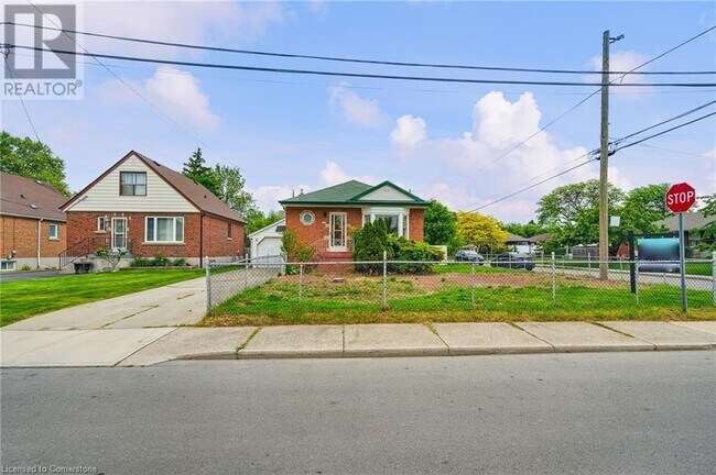 Building Photo - 287 Montrose Ave