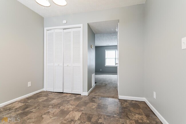 Building Photo - 582 Downing St
