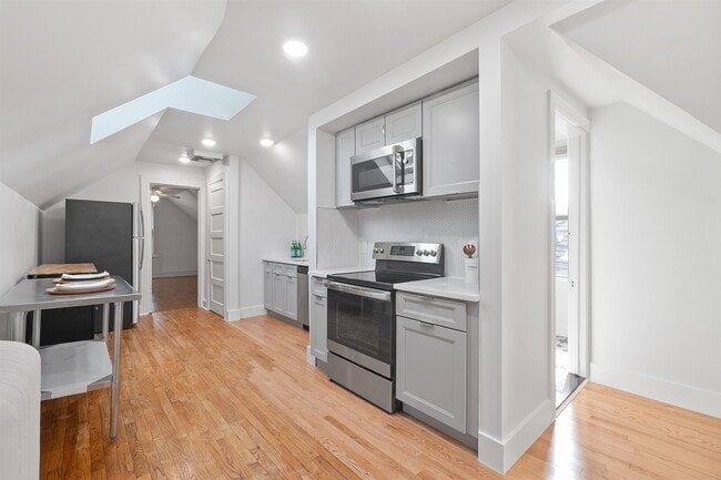 Building Photo - 28 Duer Pl