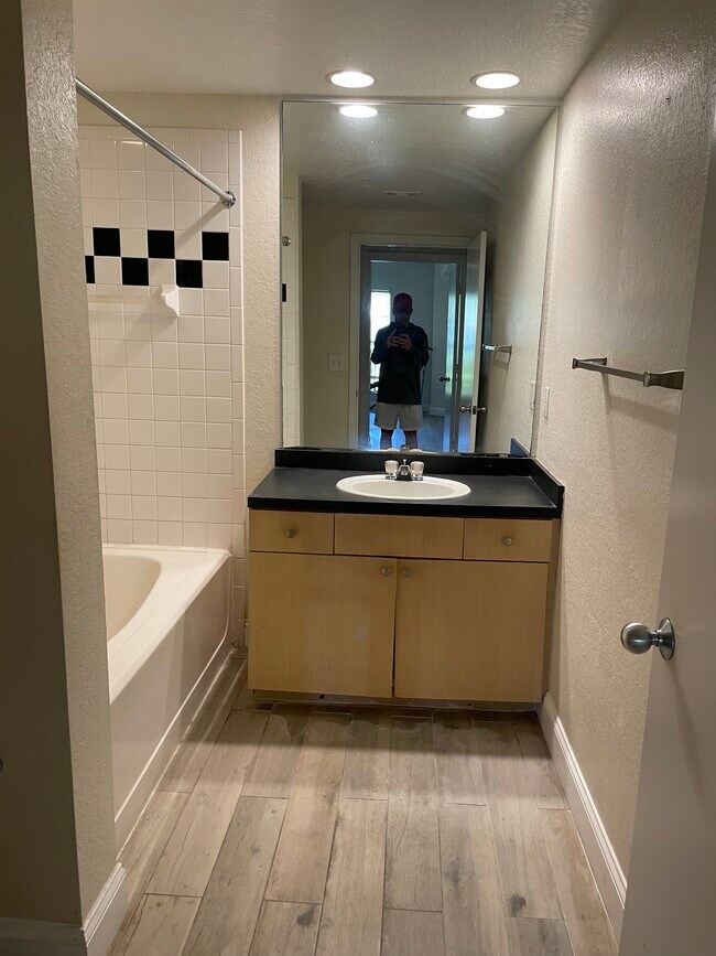 Foto del edificio - 2410 W Azeele St