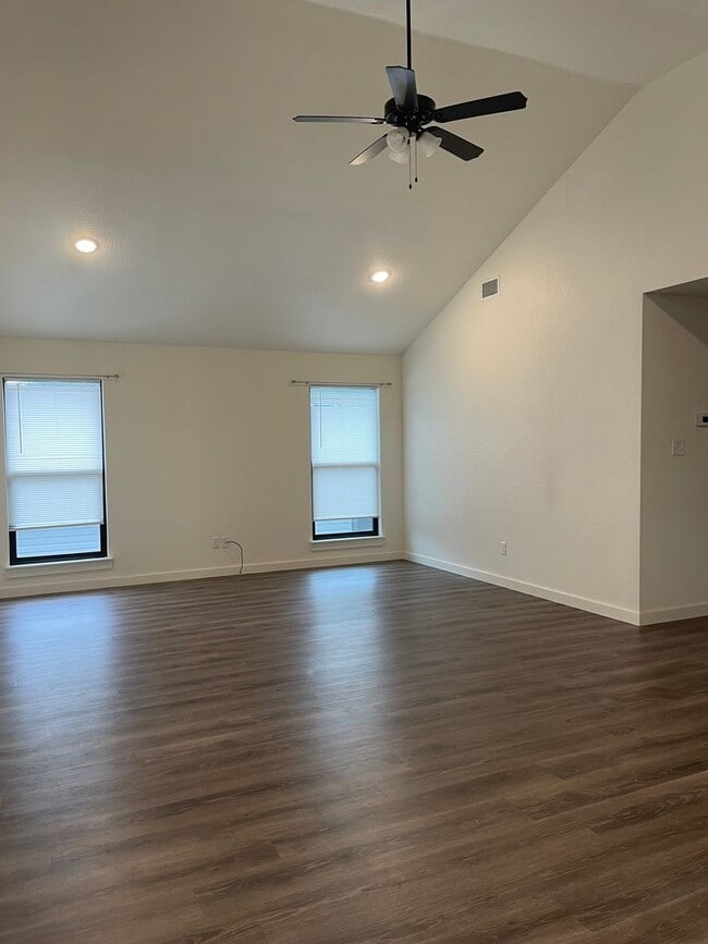 Building Photo - Two Bed/One Bath Home