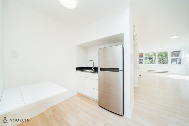 Foto del edificio - Studio, 1 bath Apartment - 525 Nostrand Ave