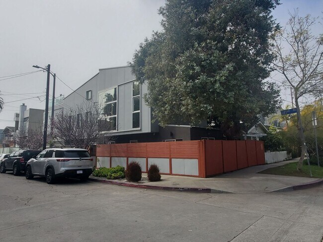 Foto del edificio - 487-489 CARROLL AVE.