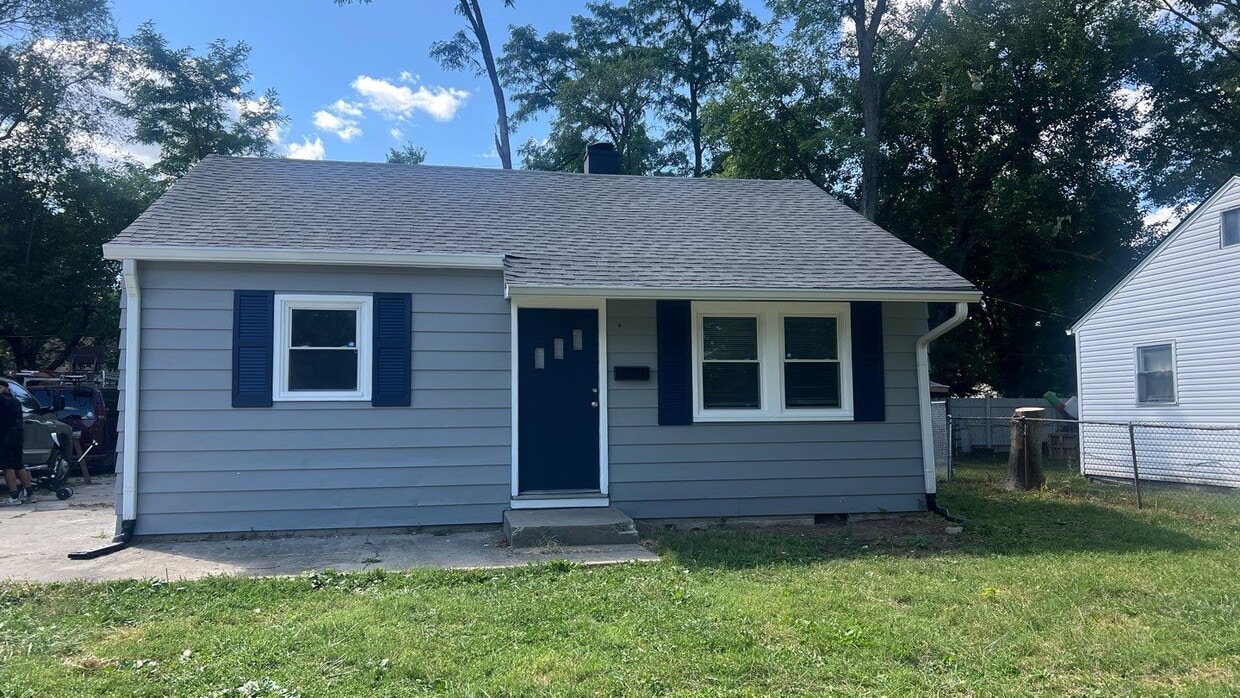 Primary Photo - 2250 N Goodlet Ave