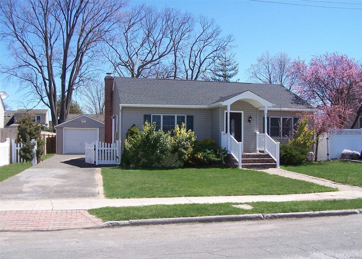 69 Parliament Pl, North Babylon, NY 11703 House Rental in North Babylon, NY