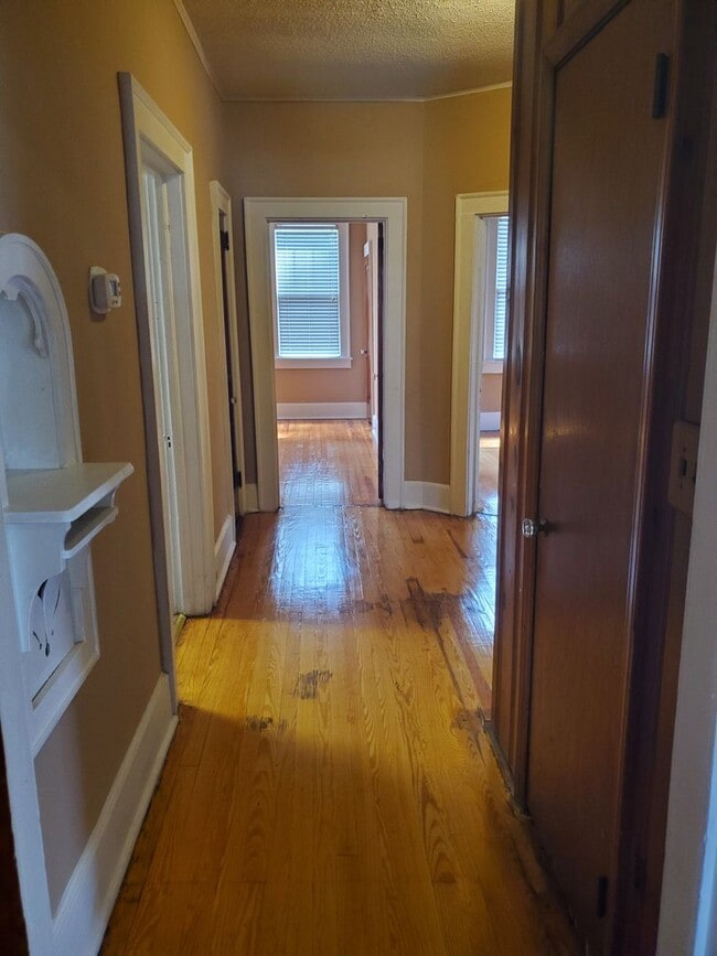 Building Photo - 622 W King Ave