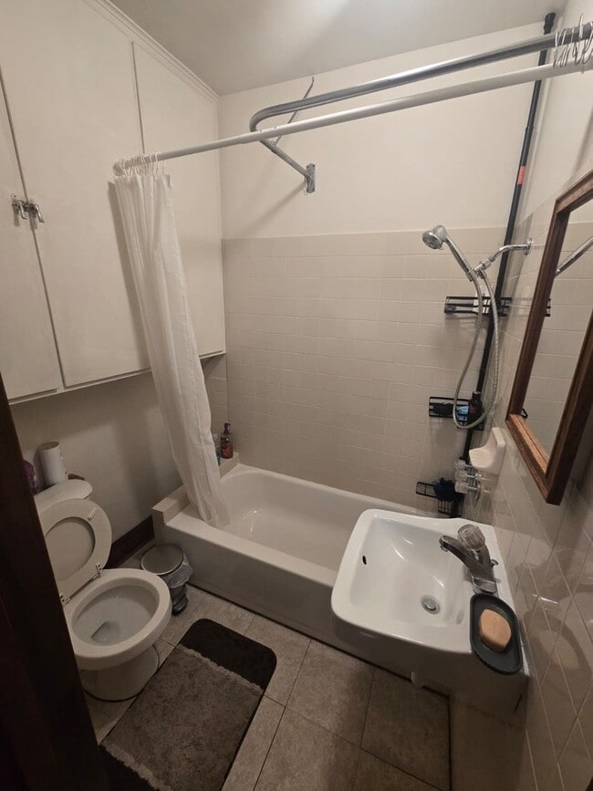 Building Photo - 1014 E Prairie Ave