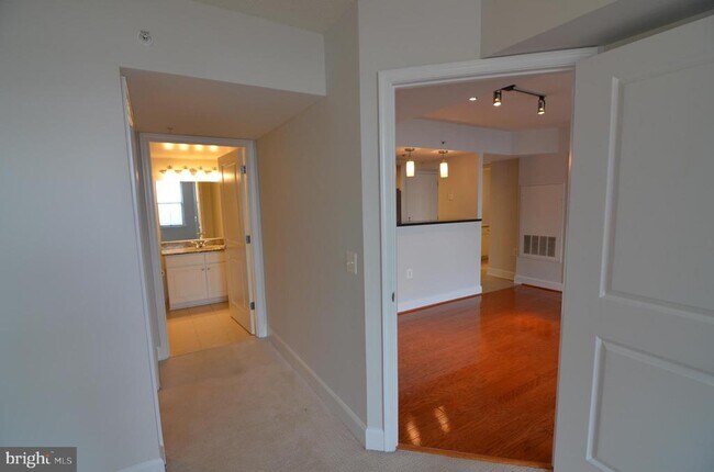 Foto del edificio - 11800 Sunset Hills Rd