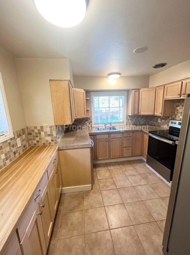 Building Photo - Charming 3-Bedroom Home with Granite Count...