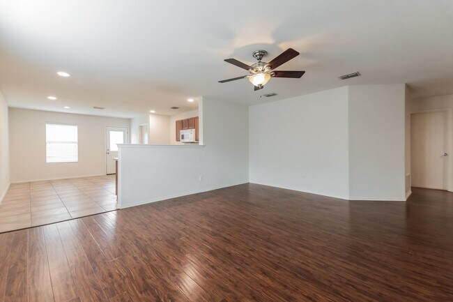 Foto del edificio - $1,850 4 Bed/2 Bath/2 Garage Ready for Move-in Home in Woodland Creek