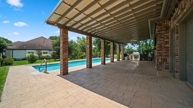 Building Photo - 118 Hillsborough Dr W
