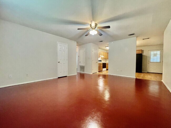 Foto del edificio - Eclectic 3 Bedroom, 2 Bathroom Home - 2 Car Garage - Fenced Yard and More!