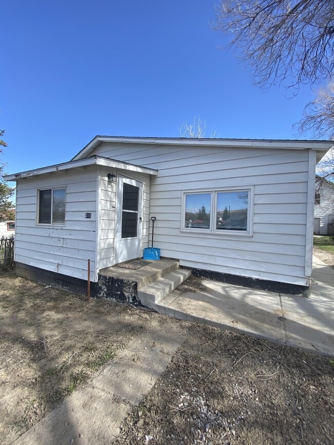 Building Photo - 310 E Spruce St