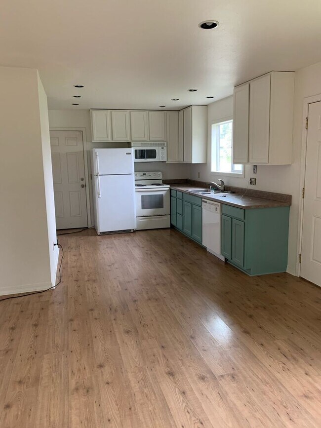 Building Photo - 2 Bedroom 1 Bath Large Fenced Yard! Sunnyl...