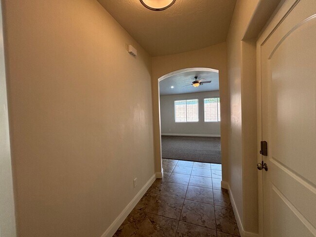 Foto del edificio - SPACIOUS HOME FOR RENT!