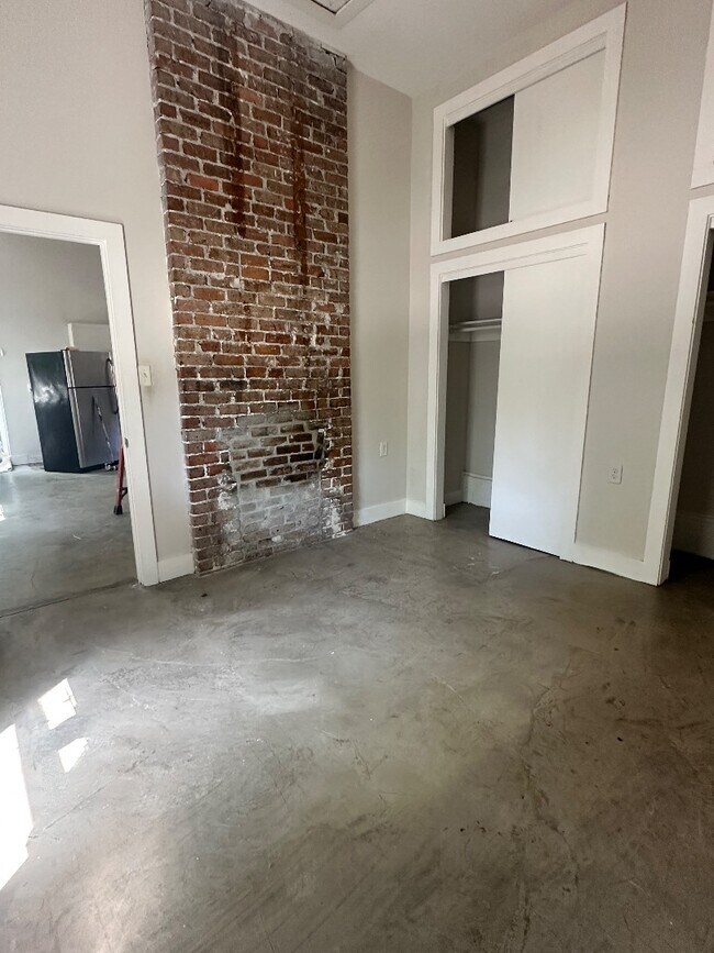 Building Photo - Chic 1BR with High Ceilings, In-Unit Laundry, and Courtyard—Near Mid-City Favorites