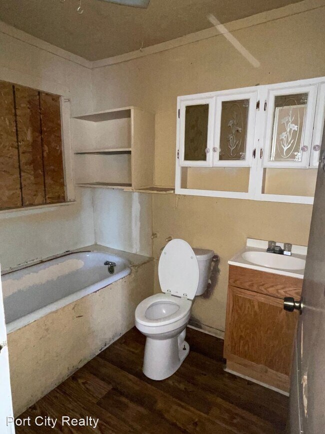 Foto del edificio - 2 br, 1 bath House - 529 E. 72nd St.