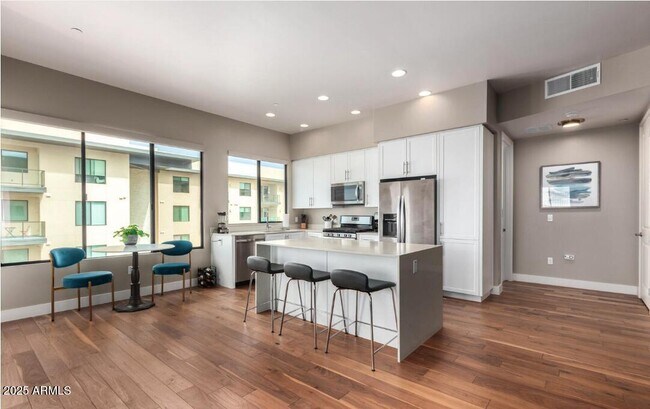Foto del edificio - 7300 E Earll Dr