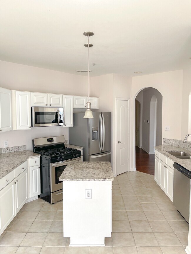 La Plantación - 3 habitaciones, 2 baños - 1756 pies cuadrados - Cocina - Legacy Oaks at Spring Hill Apartments