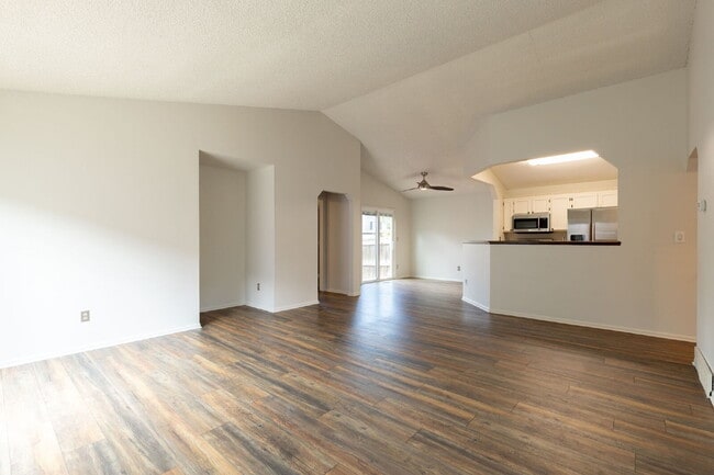 Building Photo - Spacious ranch home!