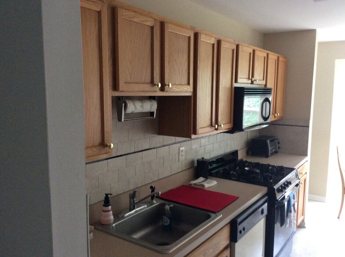 Primary Photo - 122 Mowat Cir
