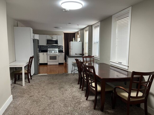 Dining - 816 1/2 W Lombard St