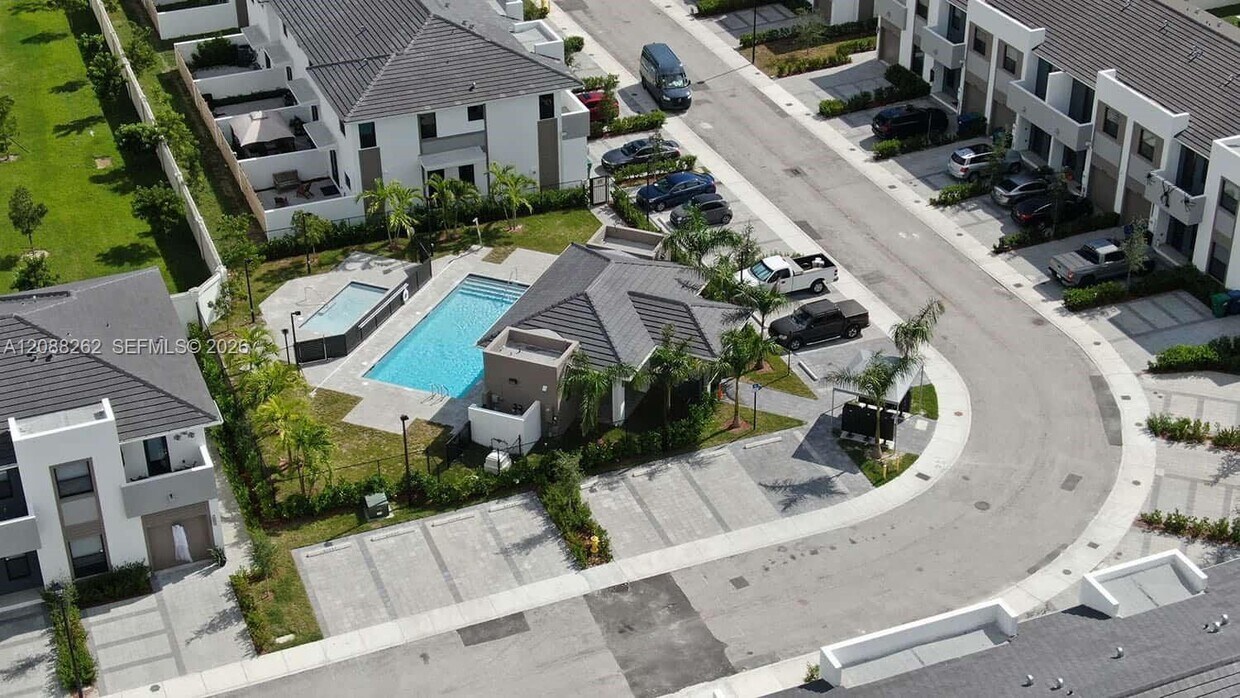 Building Photo - 10432 SW 118th Ave