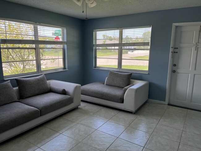 Large and sunny living room - 1891 Prairie Rd