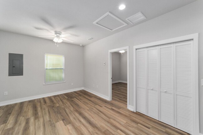 Building Photo - 4109 SW 15 Pl