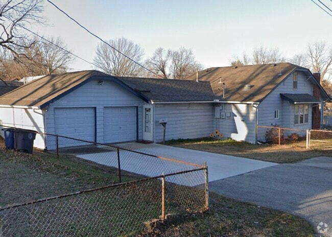 Building Photo - 521 N 28th West Ave