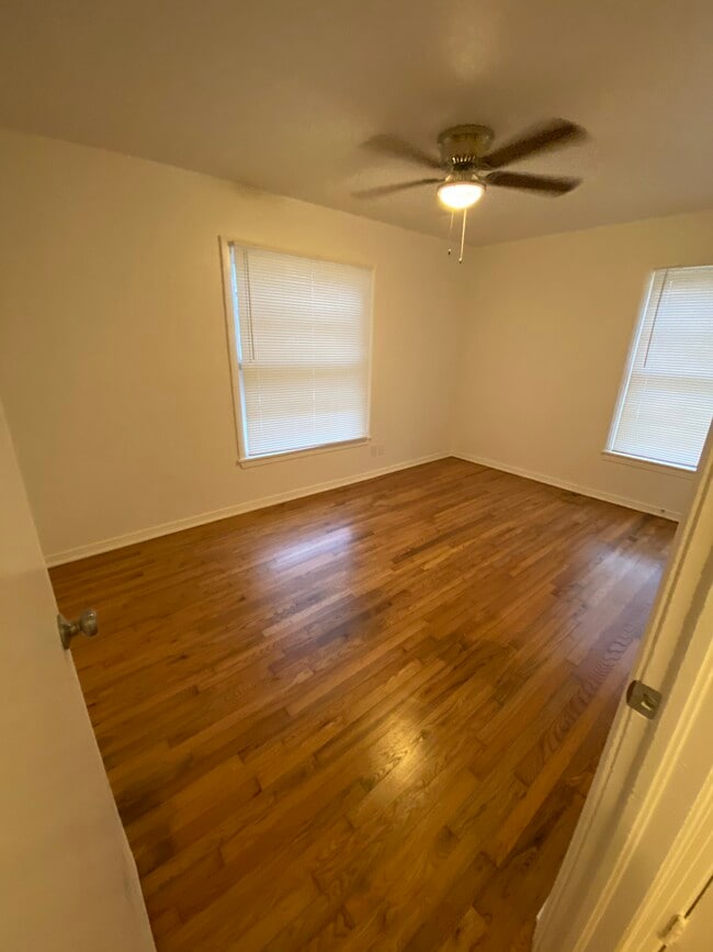 Building Photo - 2047 Farola Dr
