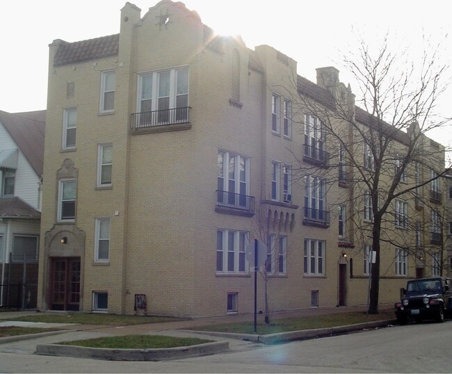 Building Photo - 4121 N Wolcott Ave