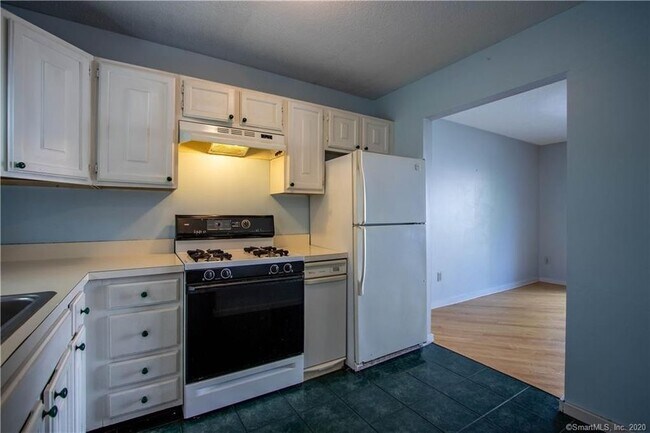Kitchen - 11 Greenbriar Dr