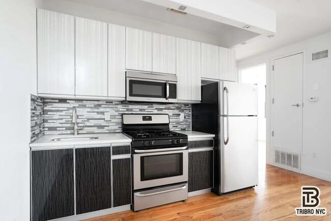 Building Photo - 3 bedroom in ASTORIA NY 11106