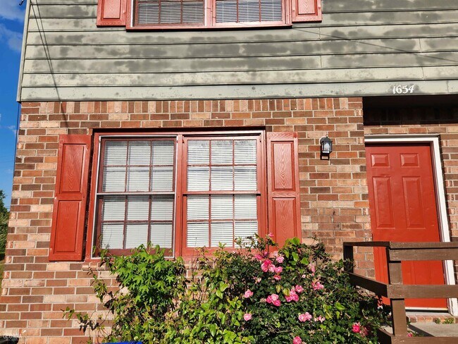 Building Photo - 1652 Pinedale Cir NW